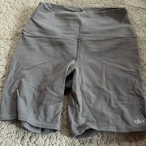 Alo airlift high rise bike shorts in gray
